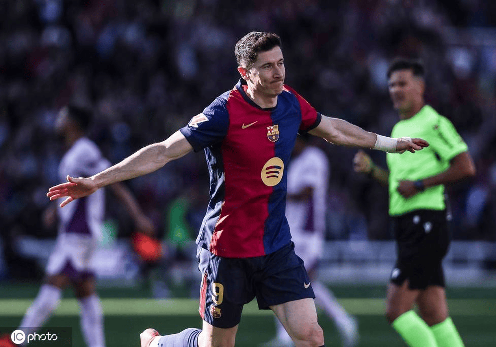 莱万多夫斯基意外战胜皇家马德里,锐不可当引爆全场!爱游戏体育登录