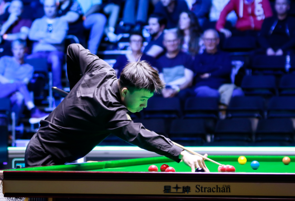 包含UFC赛场再起风云:渝州鲨队队惊险晋级闽南独角兽队,赛场气氛火爆关键战拿下信心的词条爱游戏AYX官方入口